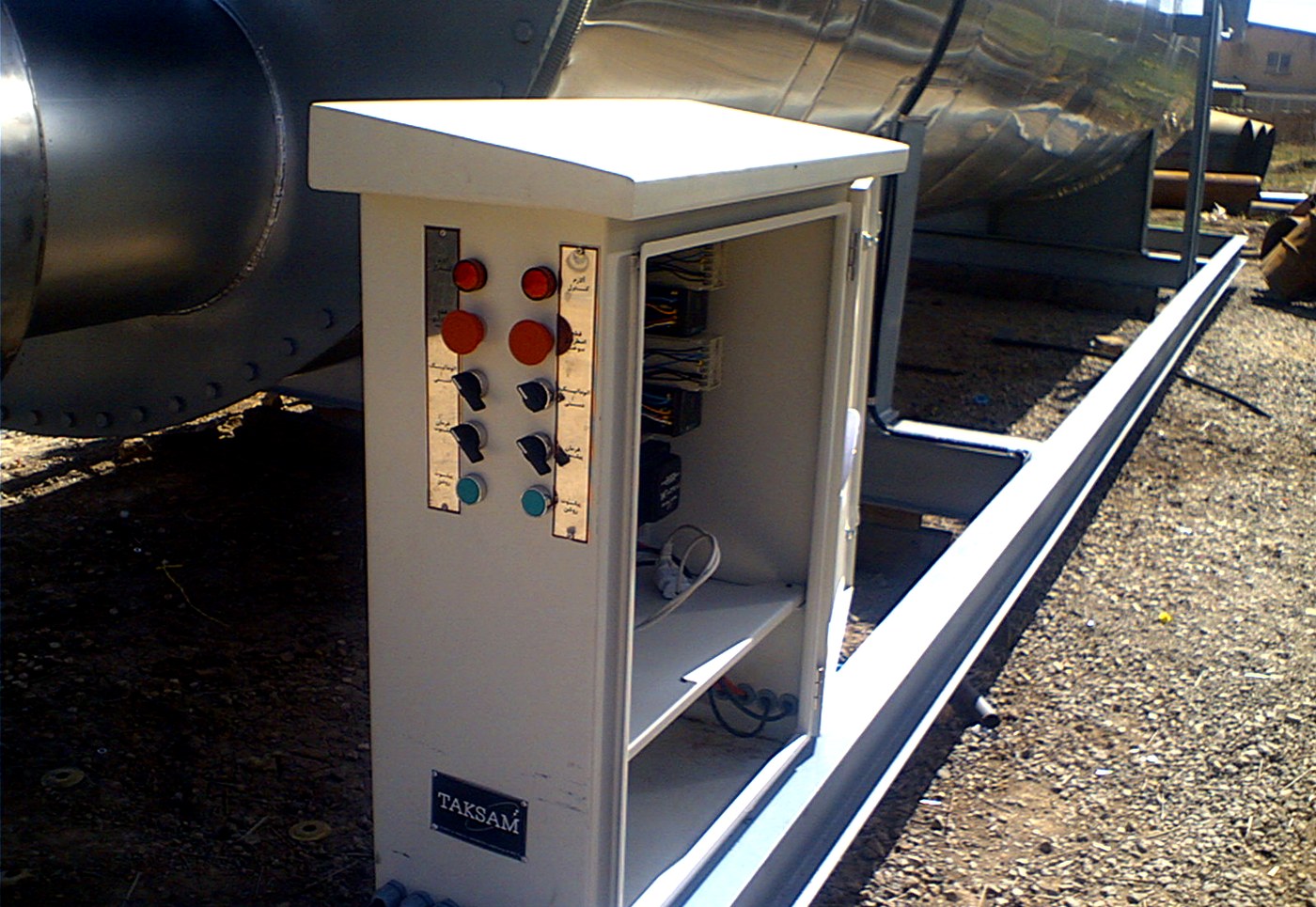 Field control box mounted on thermal equipment